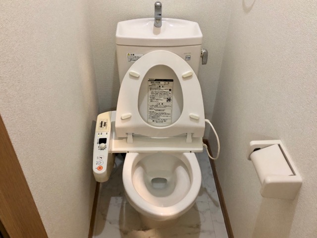 お掃除をして白く輝くキレイなトイレです